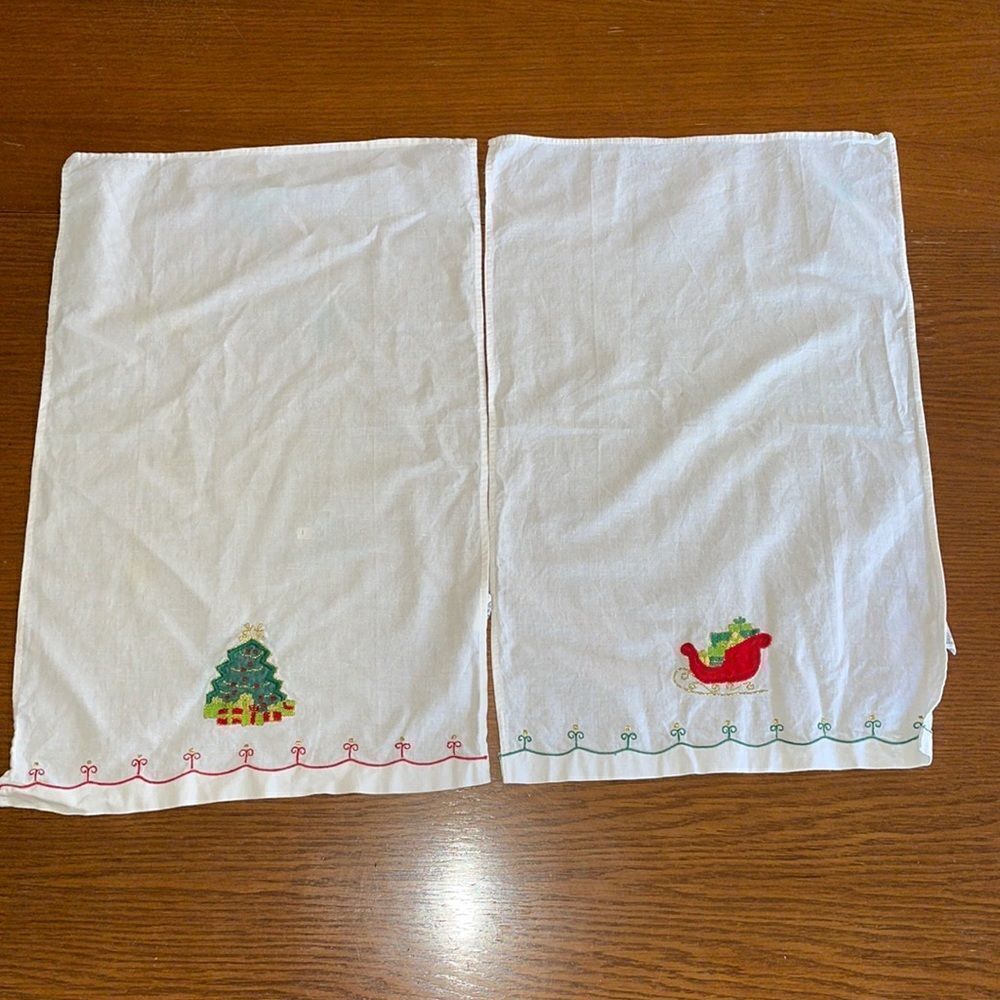 Set of 2 Vtg Lillian Vernon Christmas tea or‎ hand towels with embroidery